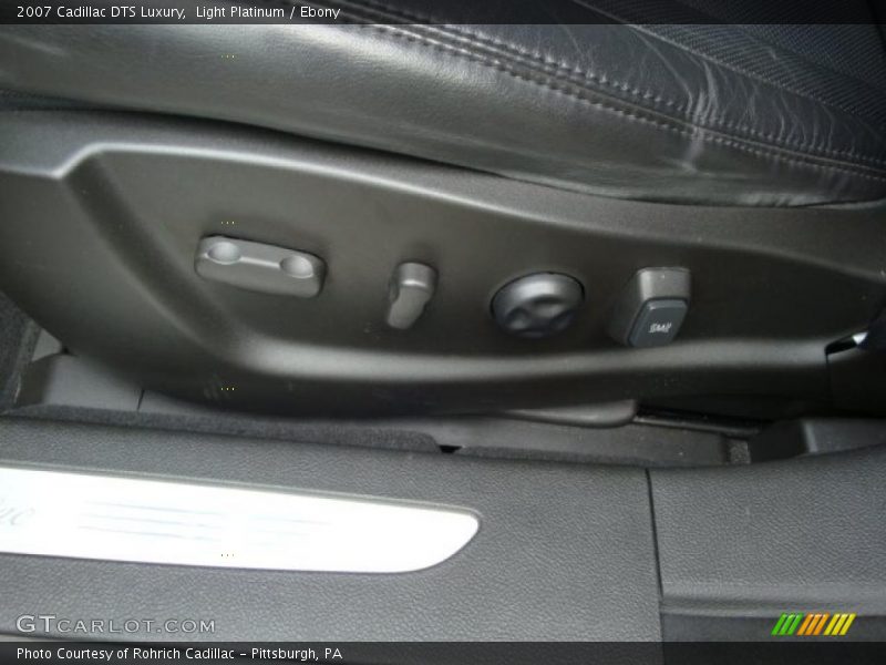 Light Platinum / Ebony 2007 Cadillac DTS Luxury