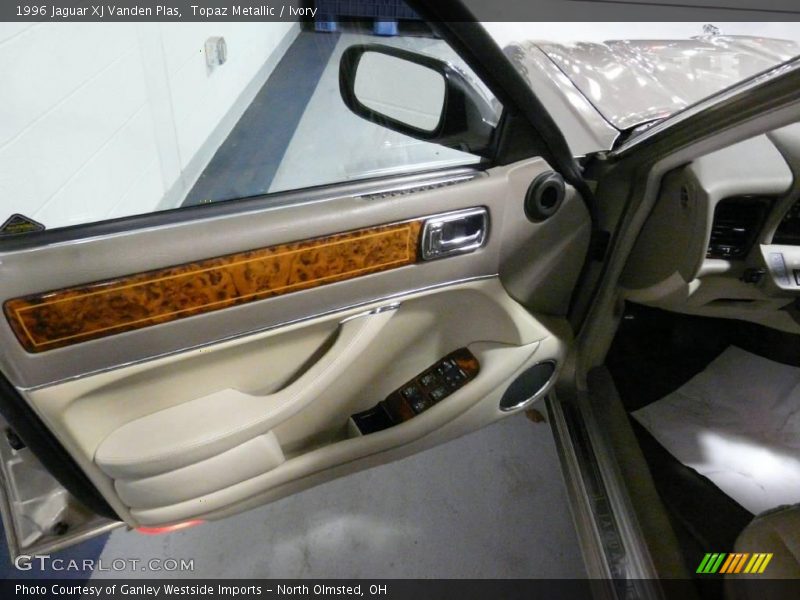 Topaz Metallic / Ivory 1996 Jaguar XJ Vanden Plas