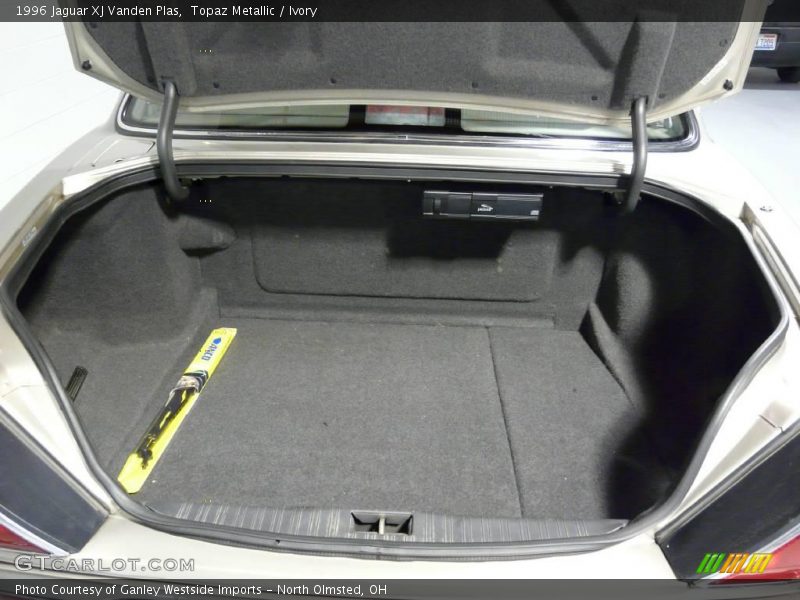 Topaz Metallic / Ivory 1996 Jaguar XJ Vanden Plas