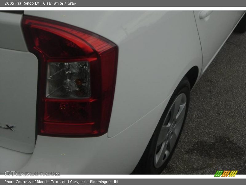 Clear White / Gray 2009 Kia Rondo LX