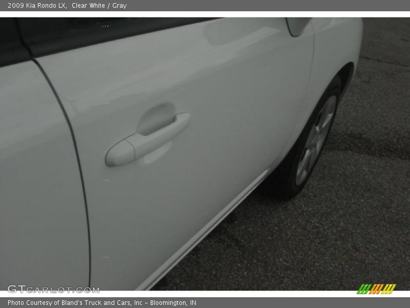 Clear White / Gray 2009 Kia Rondo LX