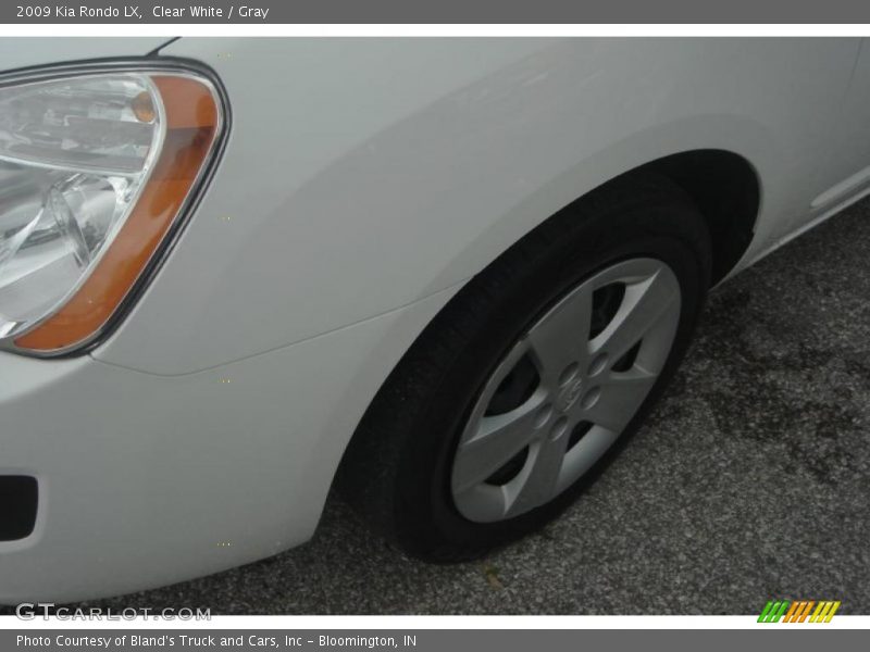 Clear White / Gray 2009 Kia Rondo LX