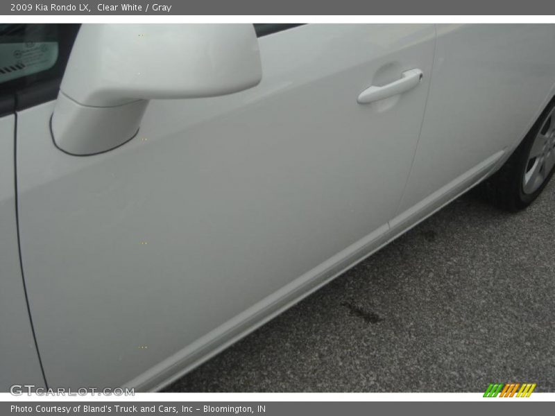 Clear White / Gray 2009 Kia Rondo LX