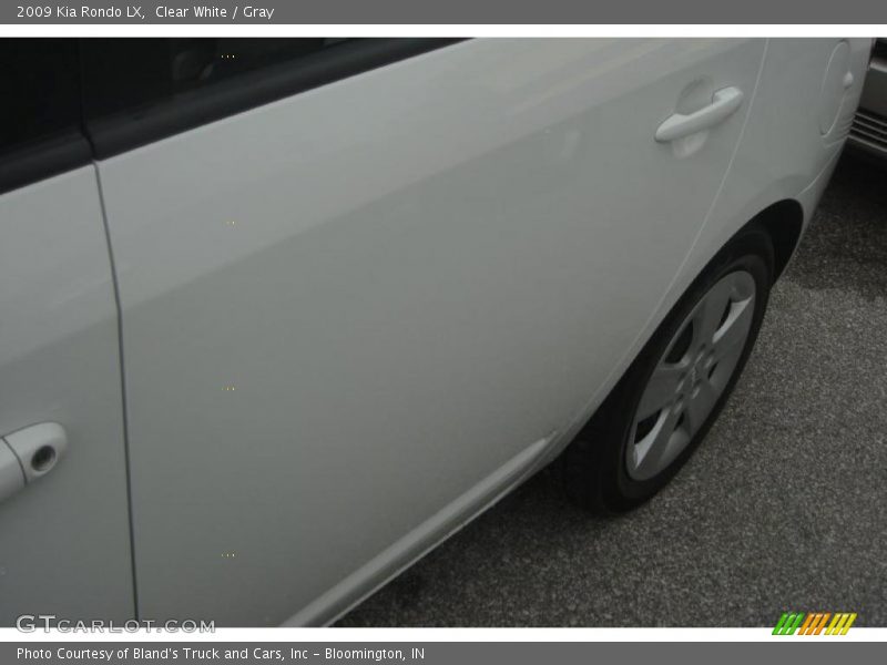 Clear White / Gray 2009 Kia Rondo LX