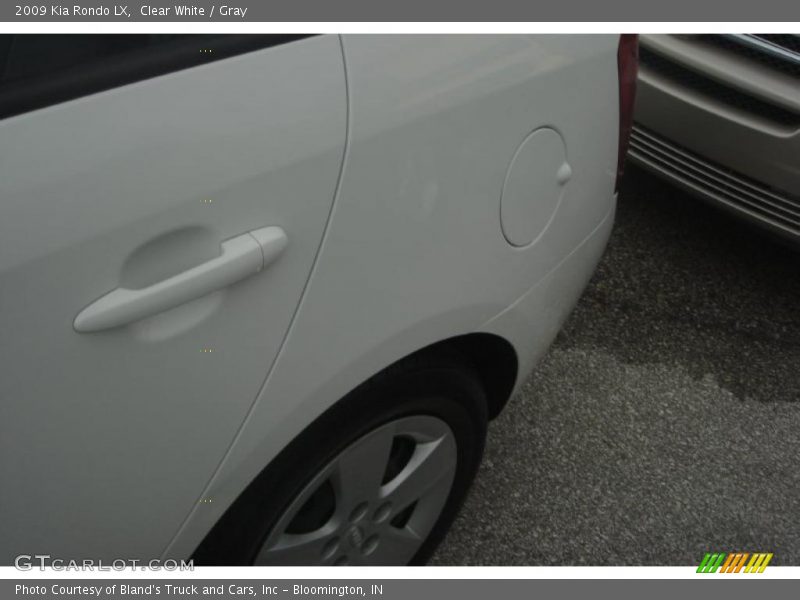 Clear White / Gray 2009 Kia Rondo LX
