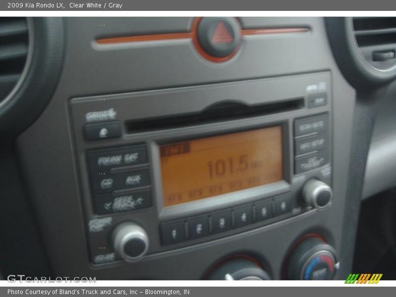 Clear White / Gray 2009 Kia Rondo LX