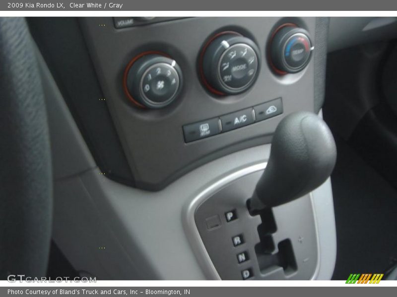 Clear White / Gray 2009 Kia Rondo LX