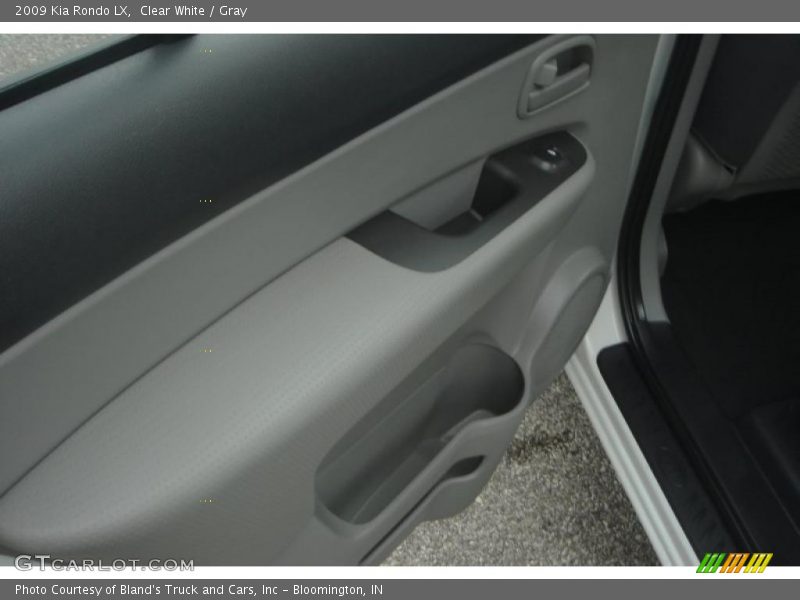 Clear White / Gray 2009 Kia Rondo LX