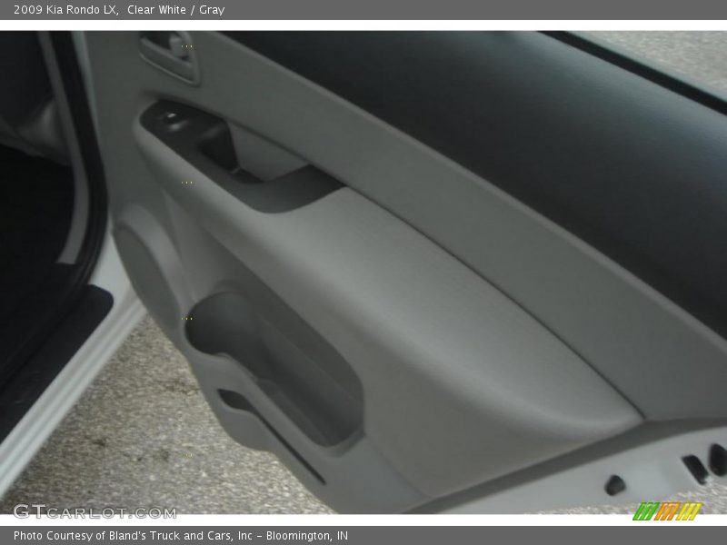Clear White / Gray 2009 Kia Rondo LX