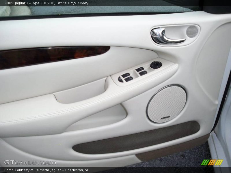 White Onyx / Ivory 2005 Jaguar X-Type 3.0 VDP