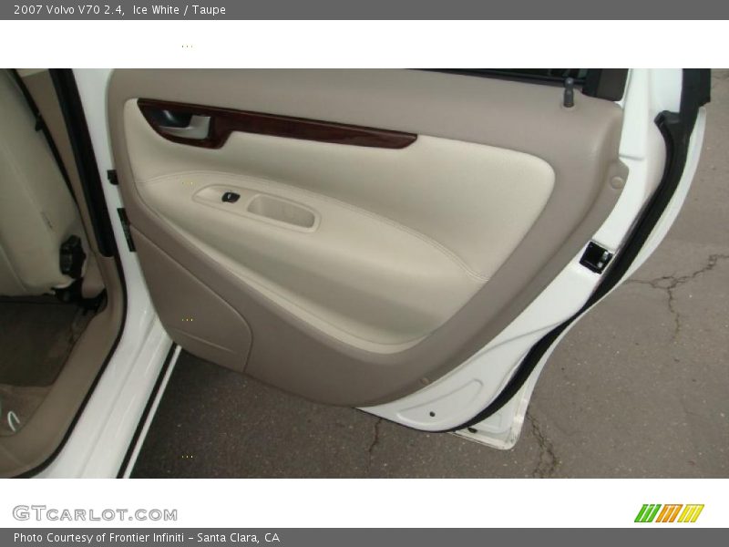 Ice White / Taupe 2007 Volvo V70 2.4