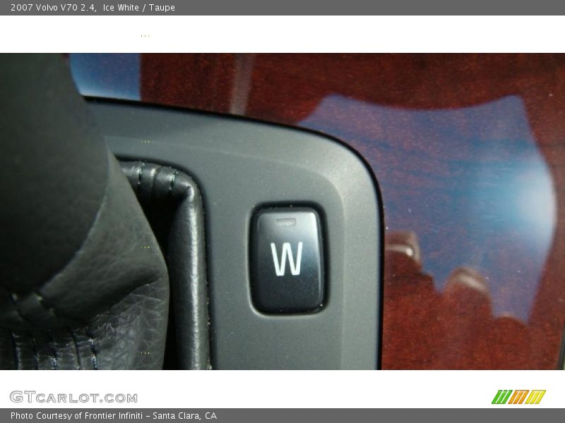 Ice White / Taupe 2007 Volvo V70 2.4