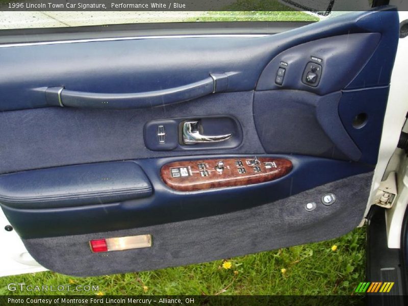 Performance White / Blue 1996 Lincoln Town Car Signature