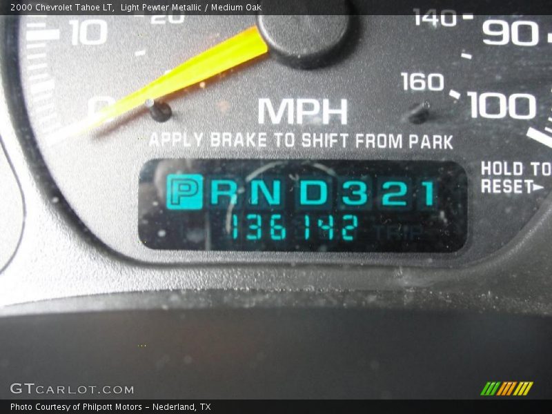 Light Pewter Metallic / Medium Oak 2000 Chevrolet Tahoe LT