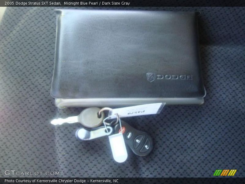 Midnight Blue Pearl / Dark Slate Gray 2005 Dodge Stratus SXT Sedan