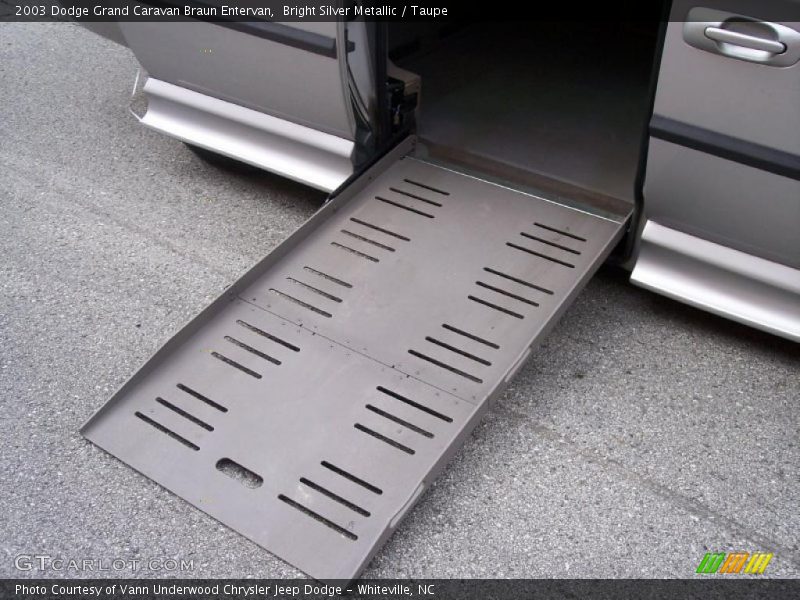 Bright Silver Metallic / Taupe 2003 Dodge Grand Caravan Braun Entervan