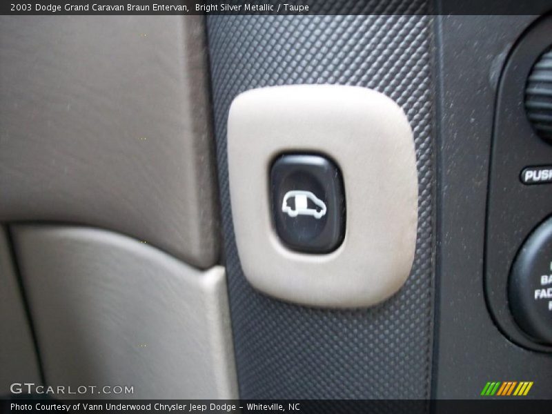 Bright Silver Metallic / Taupe 2003 Dodge Grand Caravan Braun Entervan