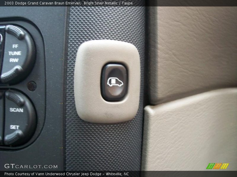 Bright Silver Metallic / Taupe 2003 Dodge Grand Caravan Braun Entervan