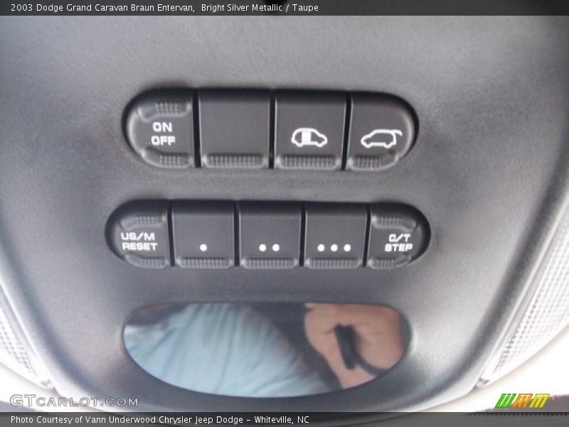 Bright Silver Metallic / Taupe 2003 Dodge Grand Caravan Braun Entervan
