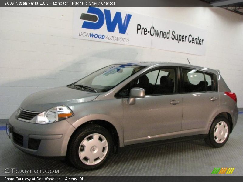 Magnetic Gray / Charcoal 2009 Nissan Versa 1.8 S Hatchback