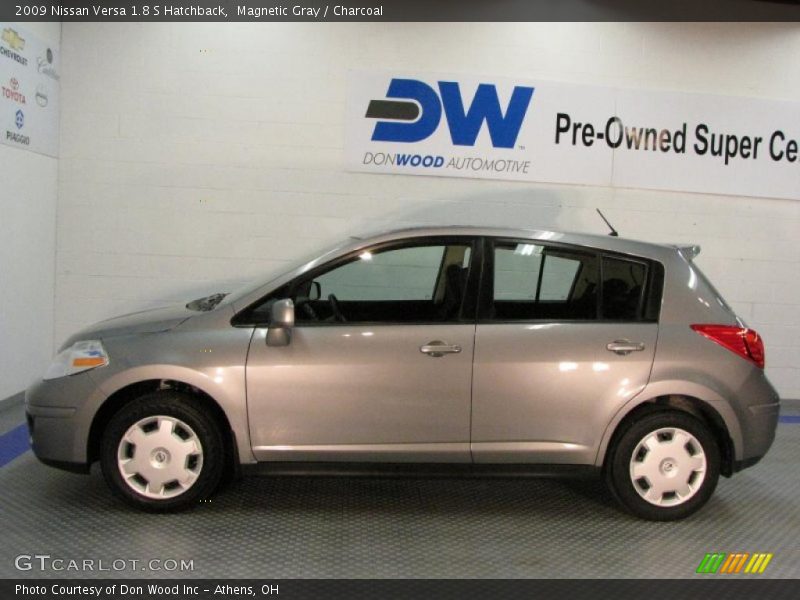 Magnetic Gray / Charcoal 2009 Nissan Versa 1.8 S Hatchback