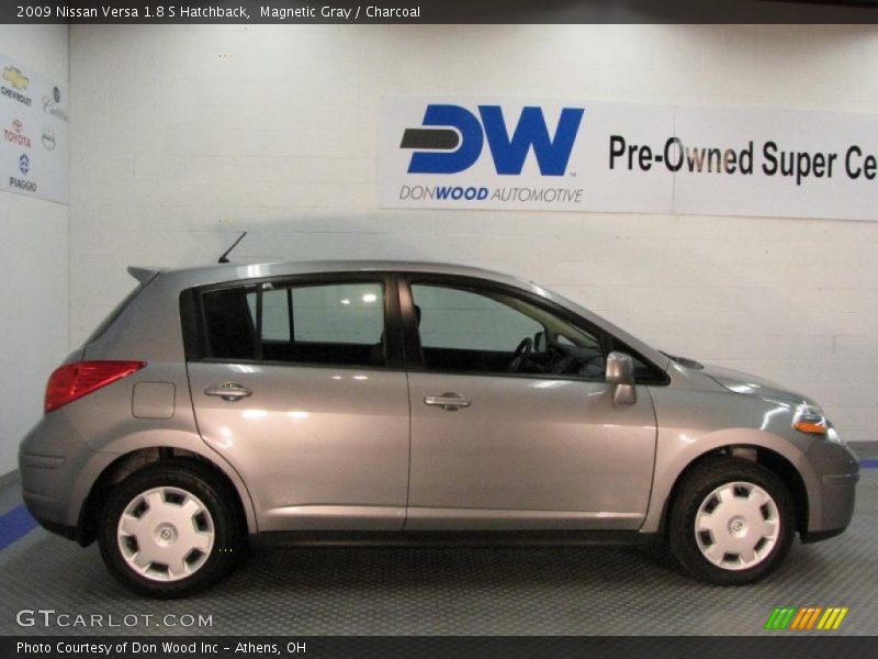 Magnetic Gray / Charcoal 2009 Nissan Versa 1.8 S Hatchback