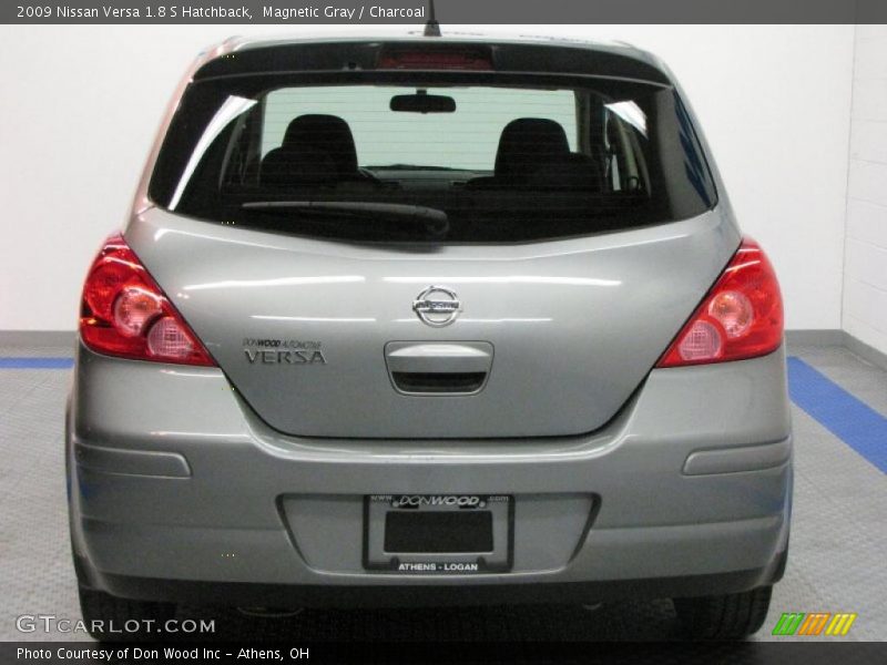 Magnetic Gray / Charcoal 2009 Nissan Versa 1.8 S Hatchback