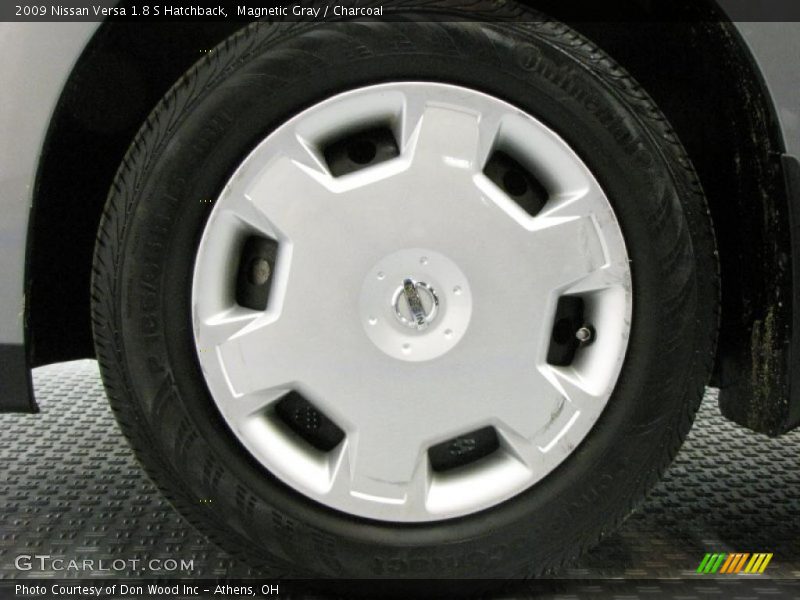 Magnetic Gray / Charcoal 2009 Nissan Versa 1.8 S Hatchback