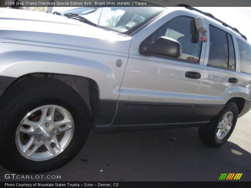 Bright Silver Metallic / Taupe 2004 Jeep Grand Cherokee Special Edition 4x4