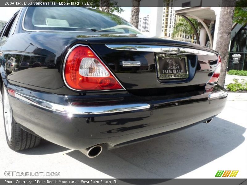 Ebony Black / Sand 2004 Jaguar XJ Vanden Plas