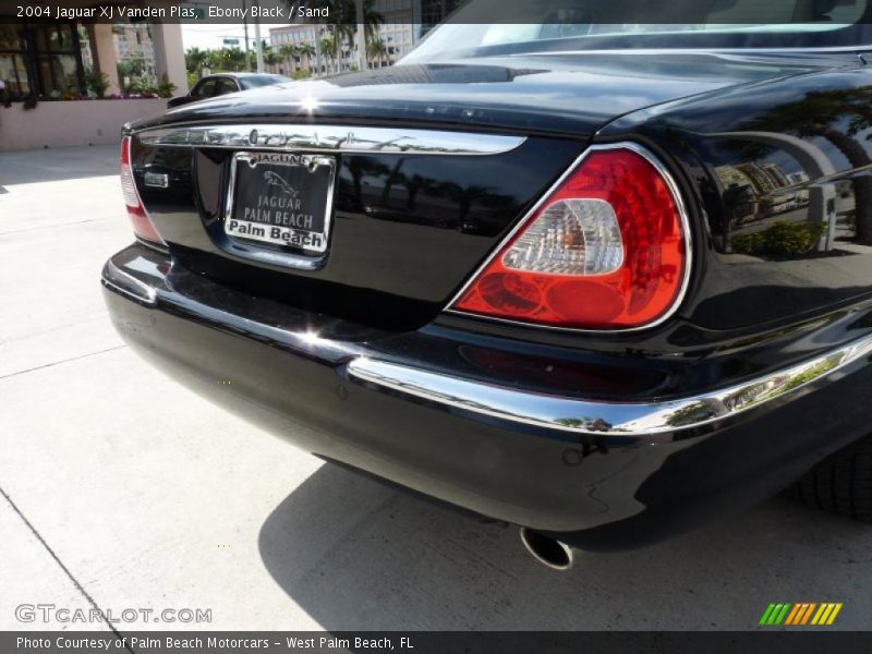 Ebony Black / Sand 2004 Jaguar XJ Vanden Plas