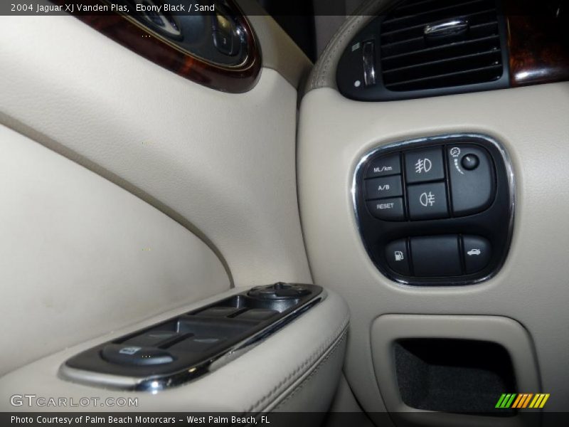 Ebony Black / Sand 2004 Jaguar XJ Vanden Plas