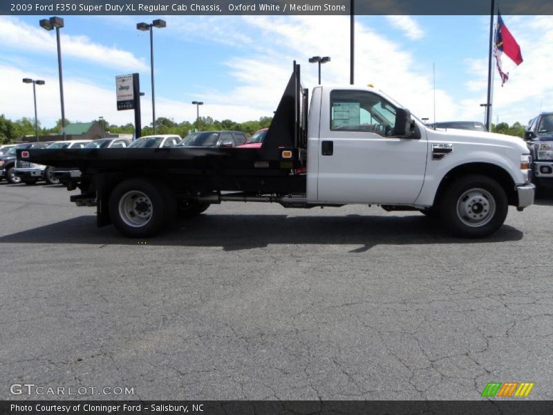 Oxford White / Medium Stone 2009 Ford F350 Super Duty XL Regular Cab Chassis