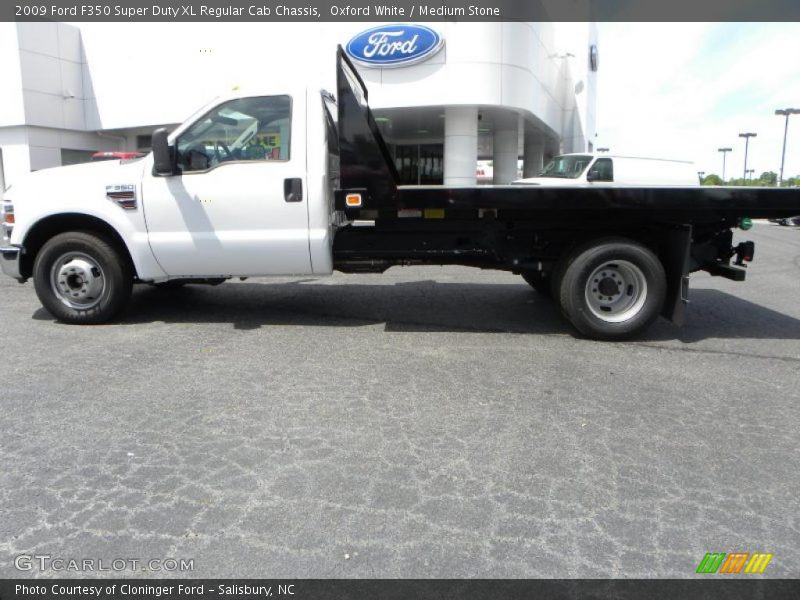 Oxford White / Medium Stone 2009 Ford F350 Super Duty XL Regular Cab Chassis