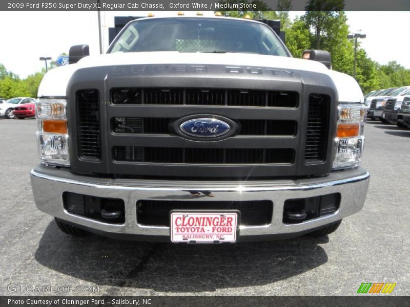 Oxford White / Medium Stone 2009 Ford F350 Super Duty XL Regular Cab Chassis