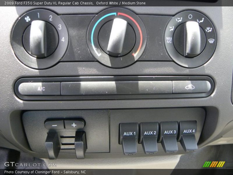 Oxford White / Medium Stone 2009 Ford F350 Super Duty XL Regular Cab Chassis