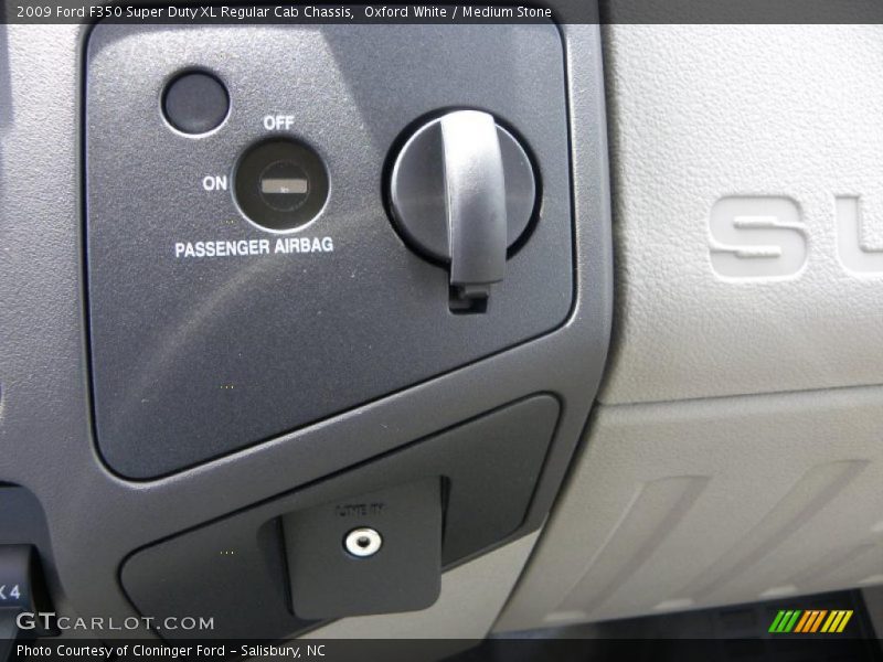 Oxford White / Medium Stone 2009 Ford F350 Super Duty XL Regular Cab Chassis