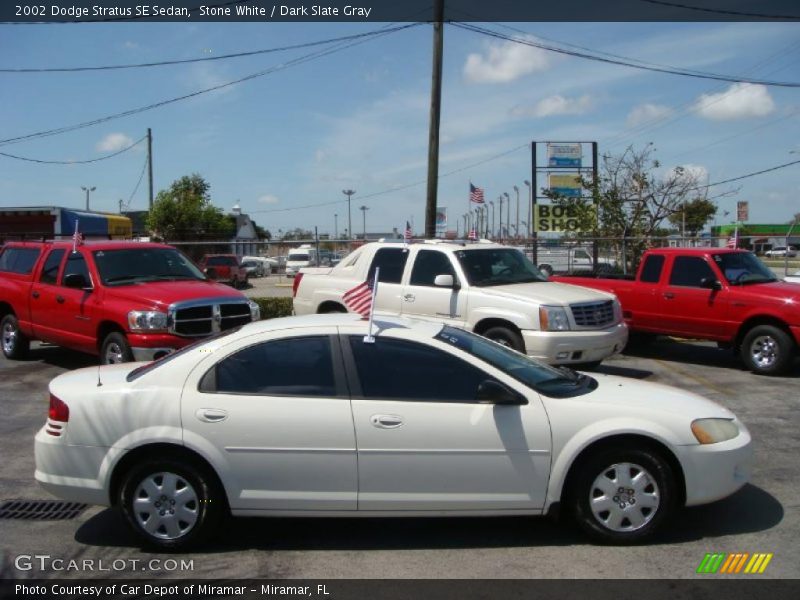 Stone White / Dark Slate Gray 2002 Dodge Stratus SE Sedan