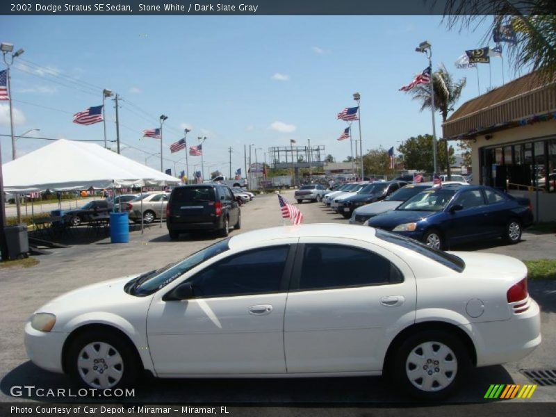 Stone White / Dark Slate Gray 2002 Dodge Stratus SE Sedan