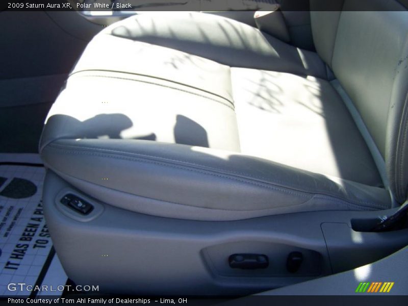 Polar White / Black 2009 Saturn Aura XR