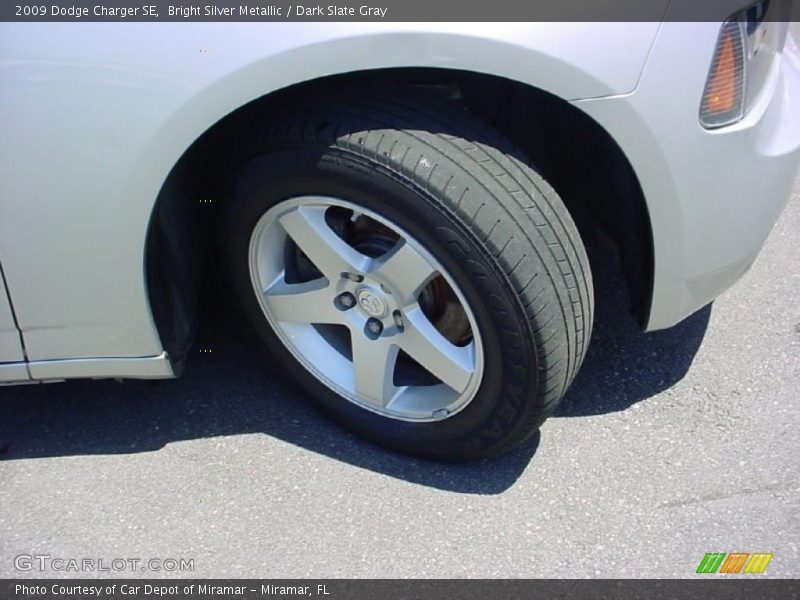 Bright Silver Metallic / Dark Slate Gray 2009 Dodge Charger SE