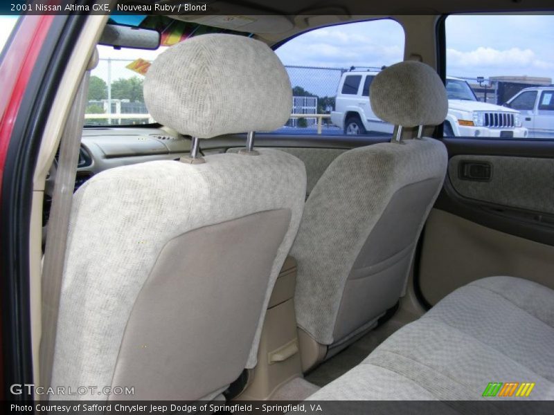Nouveau Ruby / Blond 2001 Nissan Altima GXE