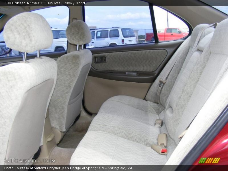 Nouveau Ruby / Blond 2001 Nissan Altima GXE