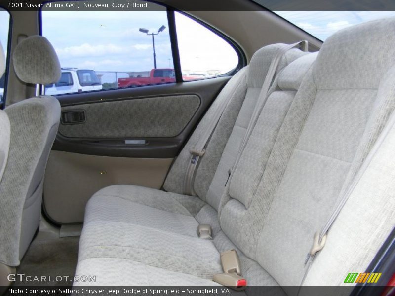 Nouveau Ruby / Blond 2001 Nissan Altima GXE