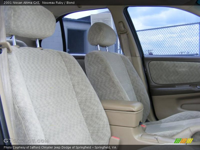Nouveau Ruby / Blond 2001 Nissan Altima GXE
