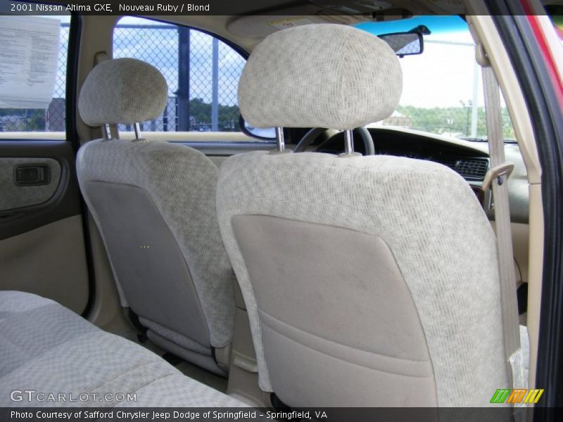 Nouveau Ruby / Blond 2001 Nissan Altima GXE
