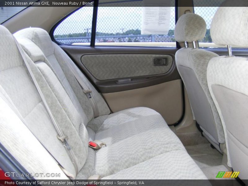Nouveau Ruby / Blond 2001 Nissan Altima GXE