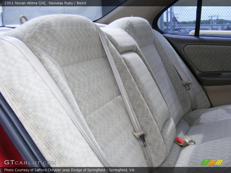 Nouveau Ruby / Blond 2001 Nissan Altima GXE