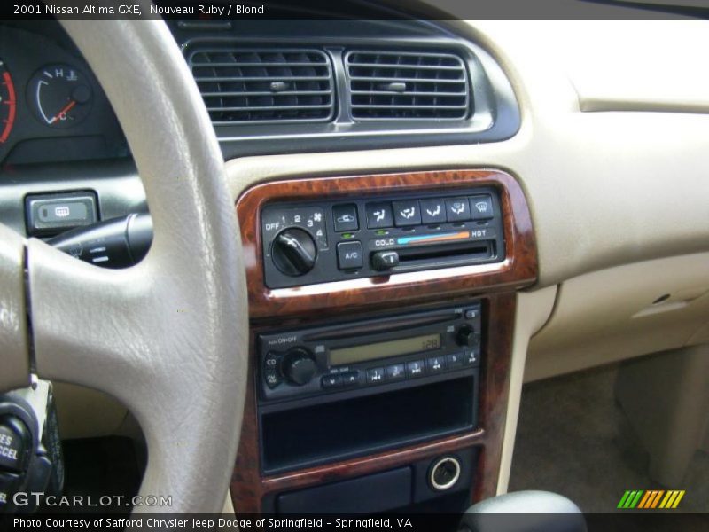 Nouveau Ruby / Blond 2001 Nissan Altima GXE