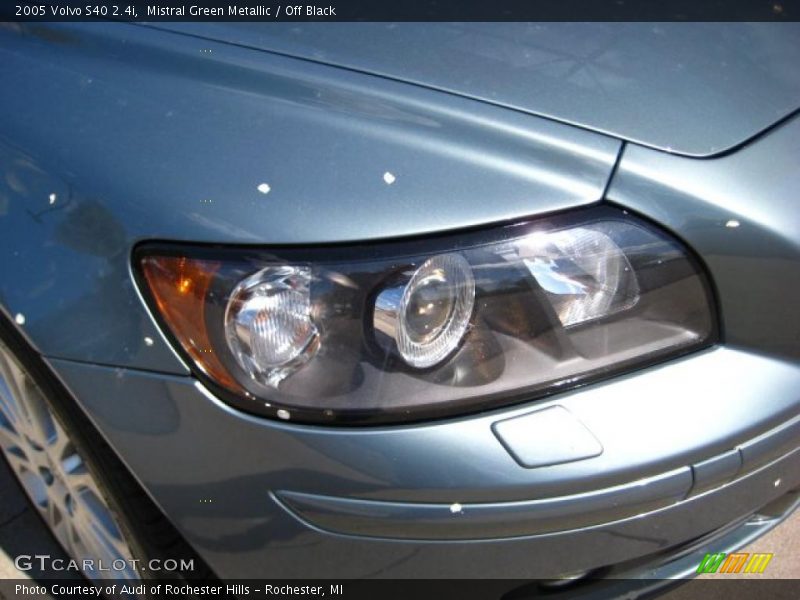 Mistral Green Metallic / Off Black 2005 Volvo S40 2.4i